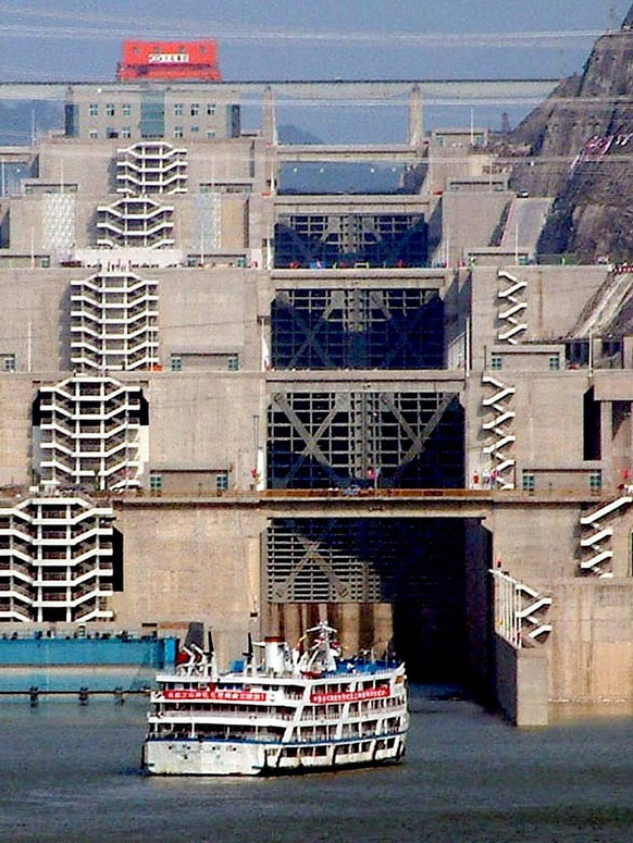 epa02253495 The ship Jiangyu goes out of the permanent ship lock at Three Gorges 13 June 2003. Chinas Three Gorges dam prepared on 19 July 2010 to face its biggest test since its completion in 2008, o ...