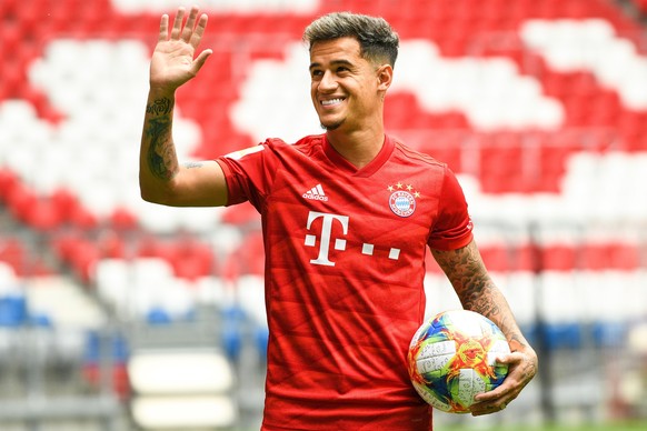epa07780712 Bayern&#039;s new player Philippe Coutinho poses during a press conference at the Allianz Arena in Munich, Germany, 19 August 2019. Barcelona will loan Philippe Coutinho to Bayern Munich f ...