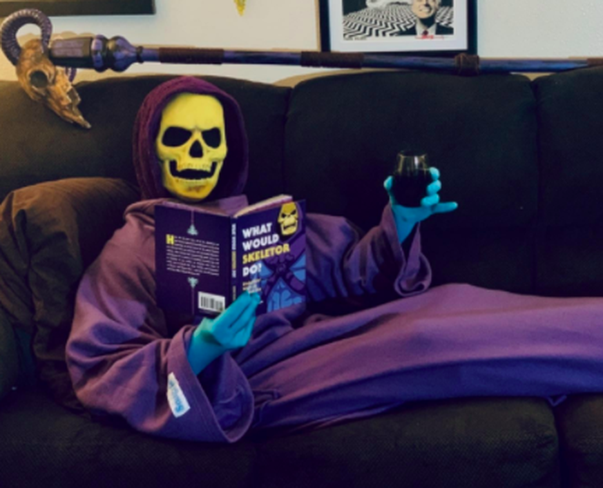 What Would Skeletor Do
ratgeber buch masters of the universe 
https://www.amazon.com/dp/0789335506/?tag=097-20&amp;ascsubtag=v7_3_2_2p6_5hv2_6hzh_x01_-srt5-