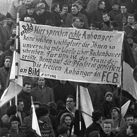 Bildnummer: 06716032 Datum: 11.02.1967 Copyright: imago/WEREK
Bayern Fans richten sich mit einem Doppelhalter pro Franz Beckenbauer (Bayern) an die BILD Zeitung; Vneg, Vsw, quer, Fan, Fußballfan, Publ ...