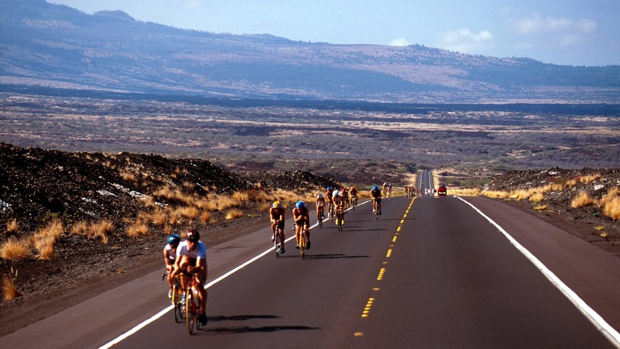 Bildnummer: 01772250 Datum: 06.10.2001 Copyright: imago/Icon SMI
Das Teilnehmerfeld des Ironman Hawaii 2001 auf der Radstrecke in der Vulkanlandschaft von Kona auf Big Island - PUBLICATIONxINxGERxSUIx ...