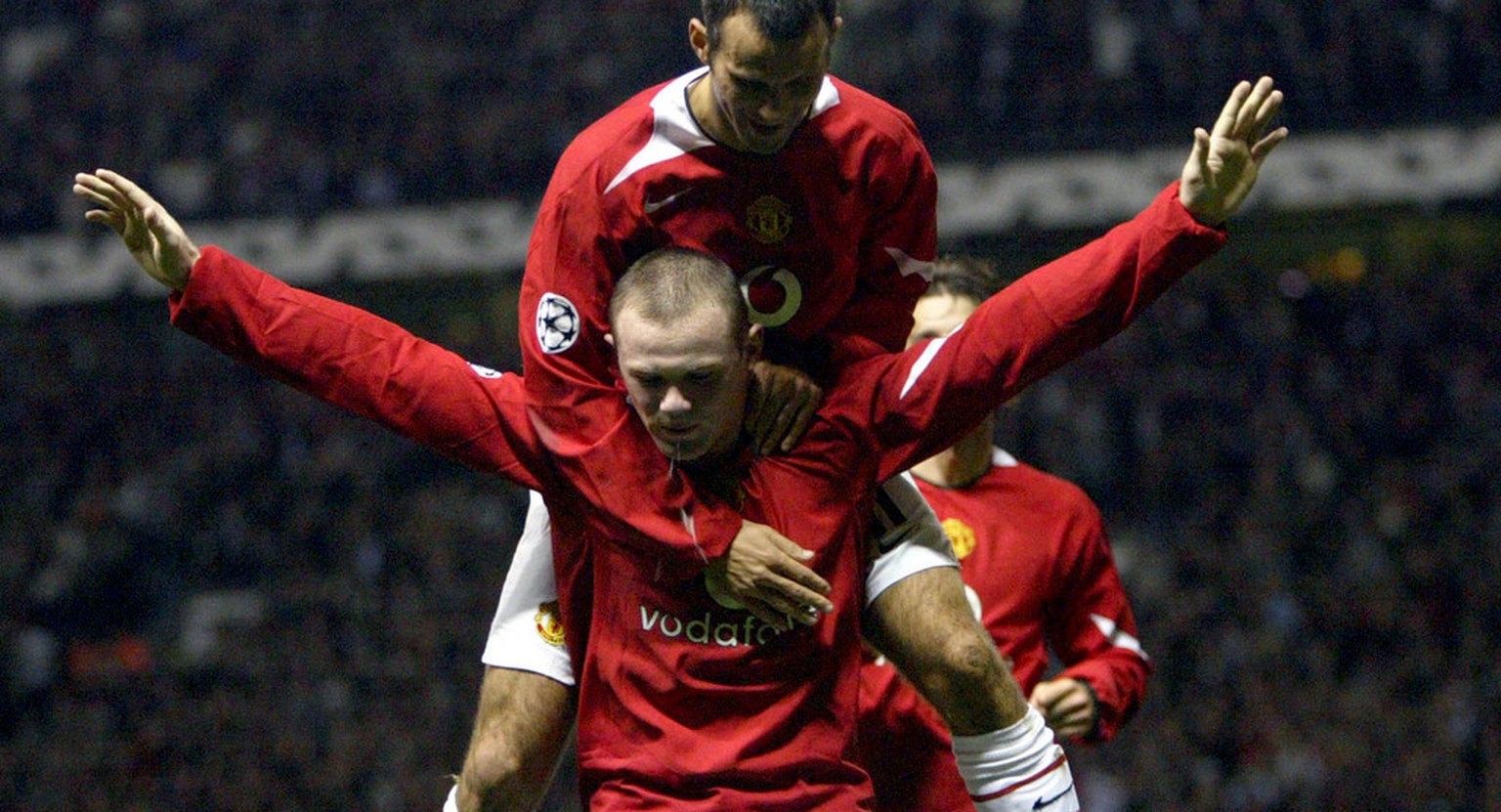 Manchester United&#039;s Wayne Rooney, center, is congratulated by teammate Ryan Giggs after scoring his second goal on his debut against Fenerbahce during their Champion&#039;s League group D soccer  ...