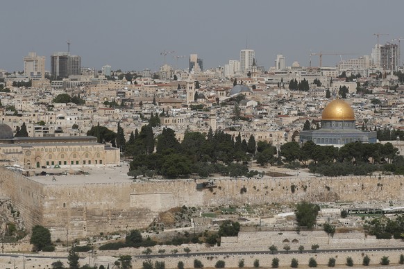 epa09188711 General view of the Al-Aqsa mosque compound during clashes between Palestinian and the Israeli police in Jerusalem, 10 May 2021, ahead of a planned march of Israelis right-wing groups to m ...