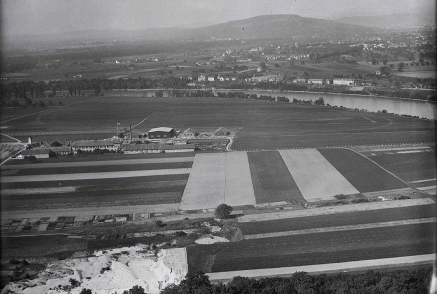 Flugplatz Basel-Sternenfeld, Birsfelden aus 400 m. Datum 1925.