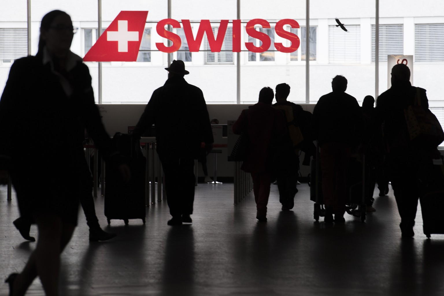 ARCHIVBILD ZU DEN UMSATZZAHLEN BEI SWISS --- Menschen bewegen sich am Check-In Schalter der Fluggesellschaft Swiss am Flughafen in Zuerich, aufgenommen am Donnerstag, 14. Dezember 2017. (KEYSTONE/Enni ...