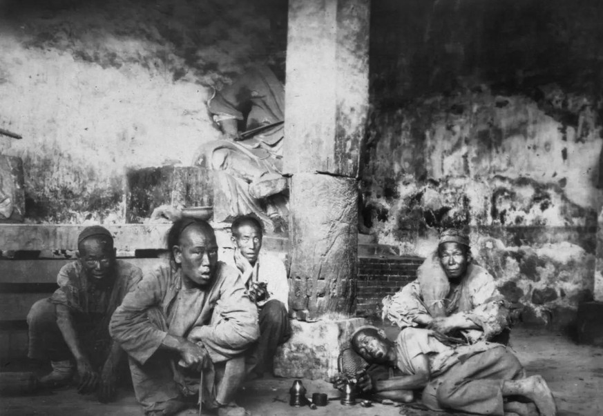 Peking, 1908: Damals gab es in China etwa 13 Millionen Opiumsüchtige und ihre Zahl stieg 1945 auf 40 Millionen. Erst nach der 1949 erfolgten Machtübernahme durch Mao Zedong sank die Zahl der Opiumrauc ...