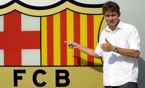 Barcelona&#039;s new signing Brazilian Keirrison da Souza Carneiro poses outside of the Nou Camp stadium in Barcelona after agreeing terms with the Catalan club on July 23, 2009 in Barcelona. AFP PHOT ...