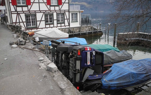 Mit dem Auto in einem Bootsparkplatz gelandet ist ein 55-jähriger Lenker, der am Mittwoch in Gersau SZ von der Fahrbahn abgekommen war. Sein Fahrzeug stürzte über eine Stützmauer und kam auf zwei am U ...