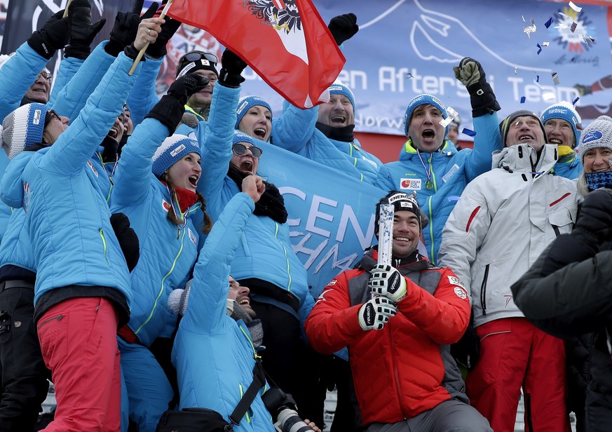 epa07347706 Vincent Kriechmayr (down, R) of Austria celebrates with supporters in the finish area during the men&#039;s Super G race at the FIS Alpine Skiing World Championships in Are, Sweden, 06 Feb ...