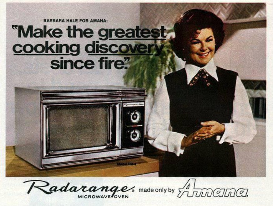 Nur die Entdeckung des Feuers kann der Mikrowelle das Wasser reichen. So sahen es zumindest die Werber in den 1970er-Jahren.