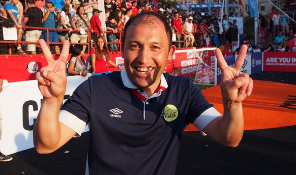 Leo Briceño zeigt an: Zweimal Weltmeister, als Spieler (2012) und nun als Coach.