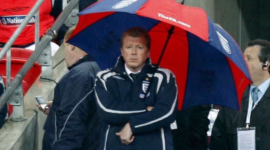 epa01179411 England coach Steve McClaren watches his team lose 2-3 to Croatia , 21 November 2007, during the Euro 2008 qualifier at Wembley Stadium in London. England lost 2-3 to Croatia and failed to ...