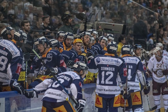 Die Zuger feiern das 5:0 beim Eishockey Meisterschaftsspiel in der Qualifikation der National League zwischen dem EV Zug und Genf Servette vom Dienstag, 1.Oktober 2019 in Zug. (KEYSTONE/Urs Flueeler).