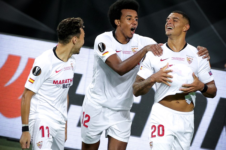 epa08617240 Sevilla&#039;s Diego Carlos (R) celebrates with his teammates after scoring the 3-2 lead during the UEFA Europa League final soccer match between Sevilla FC and Inter Milan in Cologne, Ger ...