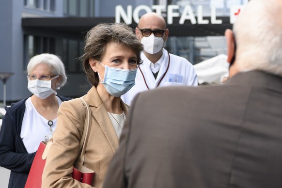 Bundesraetin Simonetta Sommaruga kommt fuer einen Spitalbesuch zum Inselspital, am Samstag, 24. Oktober 2020 in Bern. Der Berner Regierungsrat hatte am Freitag eine Reihe von Verboten beschlossen, um  ...