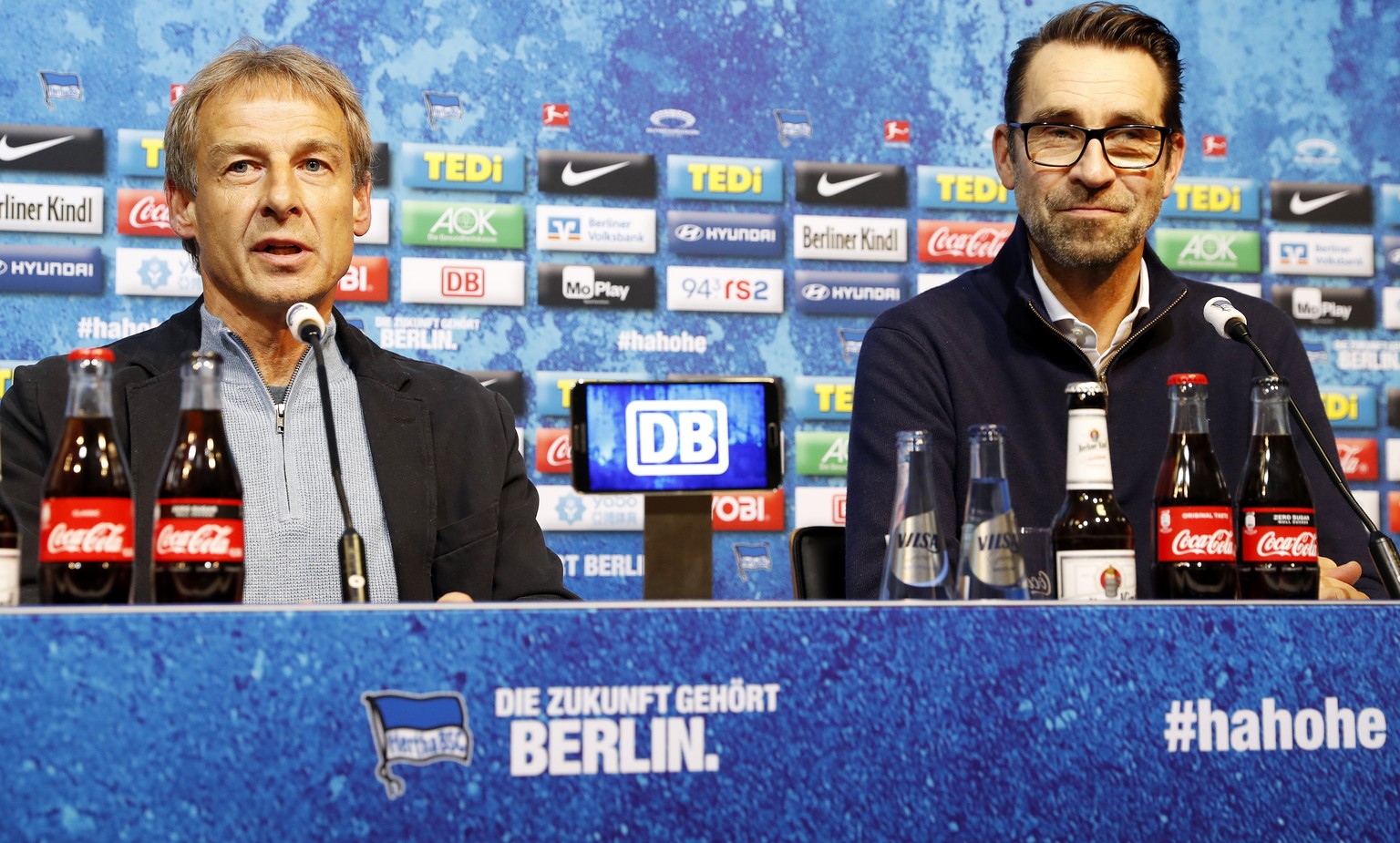 epa08029036 Former German national soccer team coach Juergen Klinsmann (L) and Michael Preetz, general manager of Hertha BSC Berlin, during a press conference to introduce Klinsmann as new head coach  ...