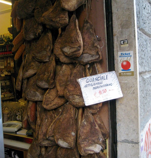 Guanciale in einem Laden in Trastevere Speck ROm lazio italien essen food kochen schweinefleisch https://upload.wikimedia.org/wikipedia/commons/0/05/Guanciale_artigianale.jpg