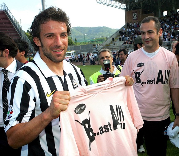 epa01013323 Alessandro Del Piero (C) of Juventus shows a shirt reading B...ast A!!! ( a word joke that means &#039;&#039; stop -&#039; BASTA &#039; in Italian language&#039;- with Serie B ... serie A& ...