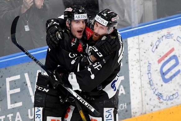 Lugano&#039;s player Julian Walker, left, celebrates the 1-2 goal with Lugano&#039;s player Raffaele Sannitz, right, during the preliminary round game of National League Swiss Championship between HC  ...