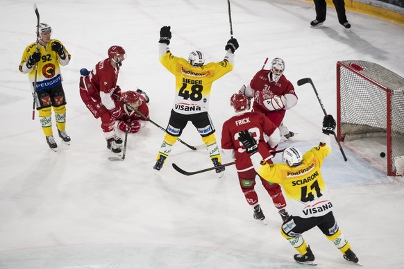 Joie des joueurs bernois apres le but du 1:3 marque par le joueur bernois Gaetan Haas, gauche, lors de la rencontre du championnat suisse de hockey sur glace de National League entre le Lausanne Hocke ...