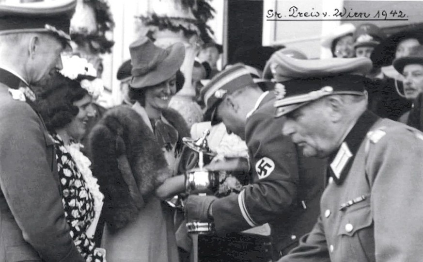 Freude herrscht! Ein Rennpferd der Gräfin Margit von Batthyany (mit Hut und Pokal) hat irgendwas gewonnen. 1942 in Wien.