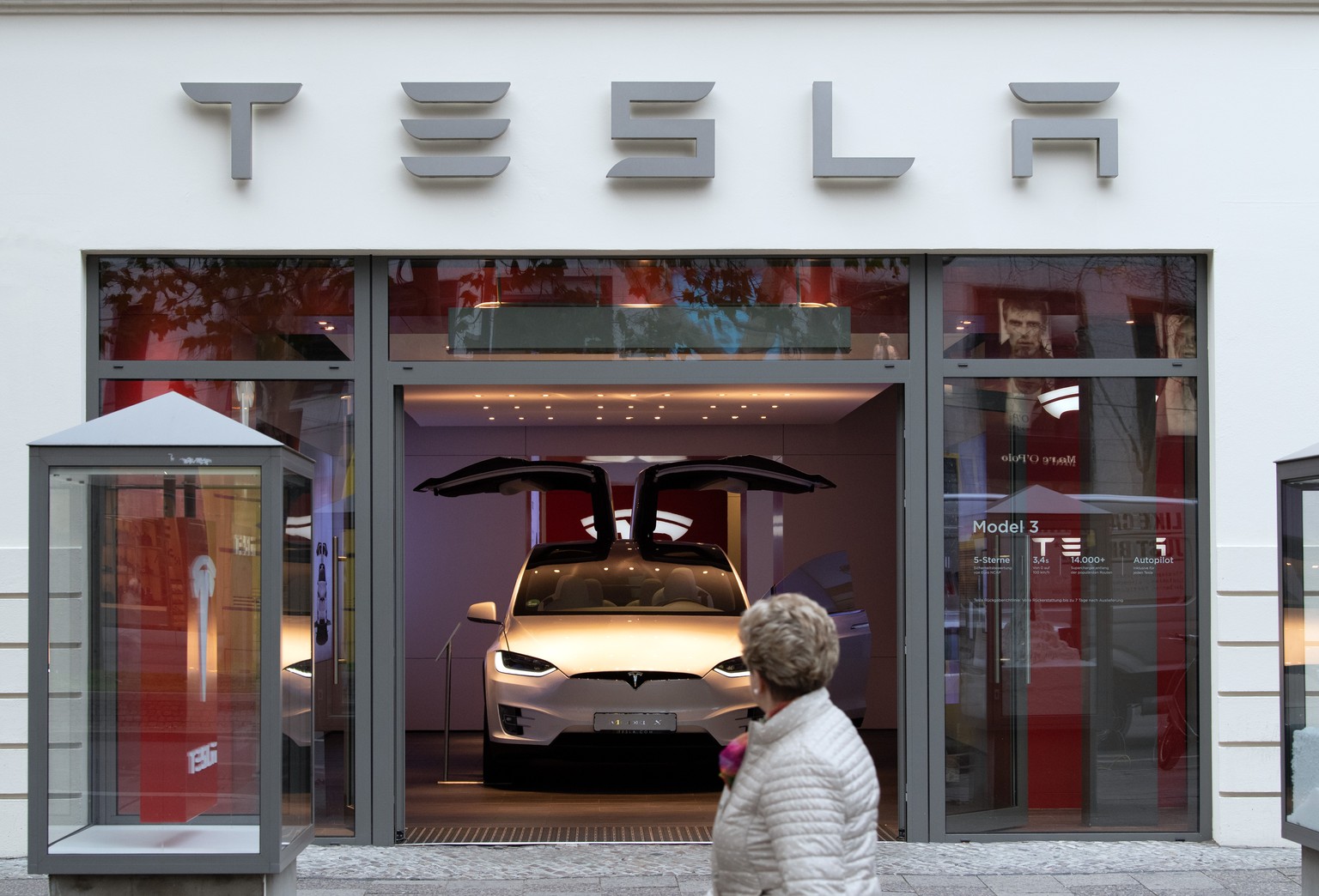 ARCHIV - 08.11.2019, Berlin: Ein Tesla Model 3 steht mit aufgeklappten T