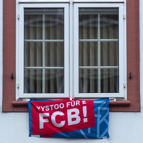 Eine Flagge mit der Aufschrift &quot;Yystoo fuer e FCB!&quot; haengt an einem Fenster in Basel, am Freitag, 23. Oktober 2020. Mit diesem Slogan wollen einige Fans ein Zeichen gegen FCB-Praesident Bern ...