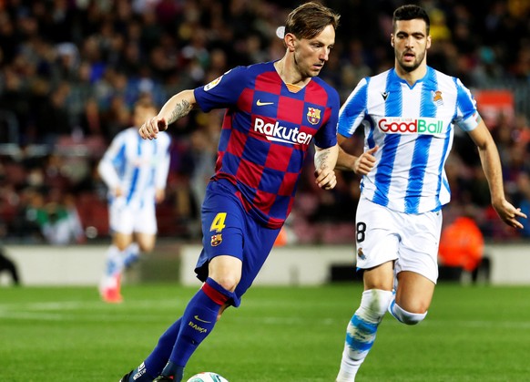 epa08277185 FC Barcelona&#039;s Ivan Rakitic (L) in action against Real Sociedad&#039;s Mikel Merino (R) during the Spanish La Liga soccer match between FC Barcelona and Real Sociedad at Nou Camp stad ...
