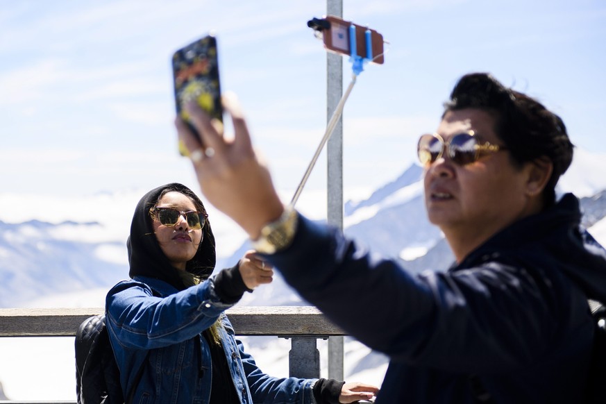 epa05458241 Tourists are taking selfies on the top of the Jungfraujoch, 3466 Meters above sea level, in Switzerland, 06 August 2016. EPA/MANUEL LOPEZ