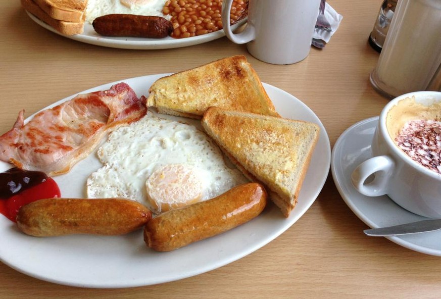 english breakfast frühstück zmorge west hampstead london wurst würstchen speck ei eier spiegelei toast caffee essen food https://www.facebook.com/oliver.baroni/media_set?set=a.10150335124743235.345753 ...