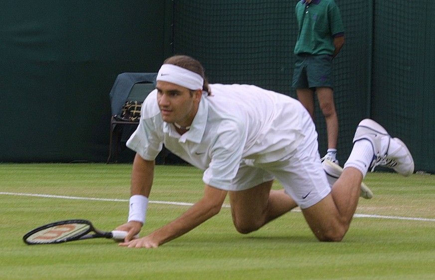 Switzerland&#039;s Roger Federer takes a fall during his match against Xavier Malisse of Belgium in their second round men&#039;s singles match at Wimbledon, Wednesday June 27, 2001. (KEYSTONE/AP Phot ...