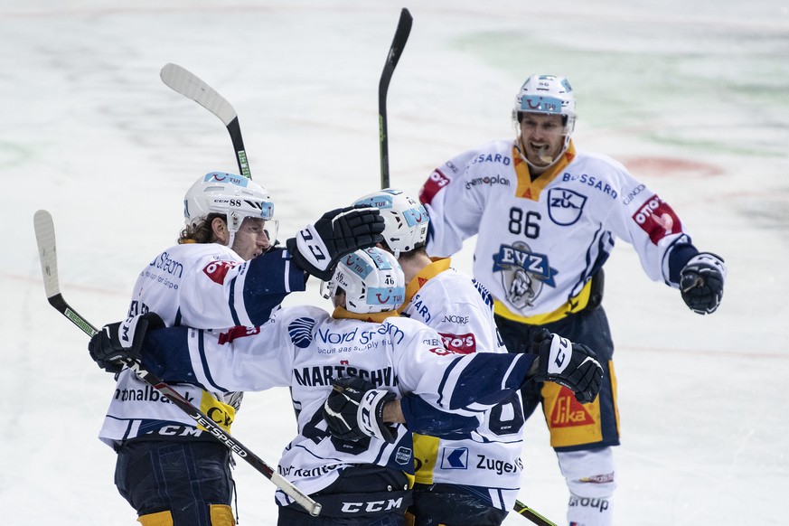 Zugs Spieler feiern ihren Treffer zum 2-1 im Eishockey Meisterschaftsspiel der National League zwischen dem SC Bern und dem EV Zug, am Dienstag, 9. Maerz 2021, in der PostFinance Arena in Bern. (KEYST ...