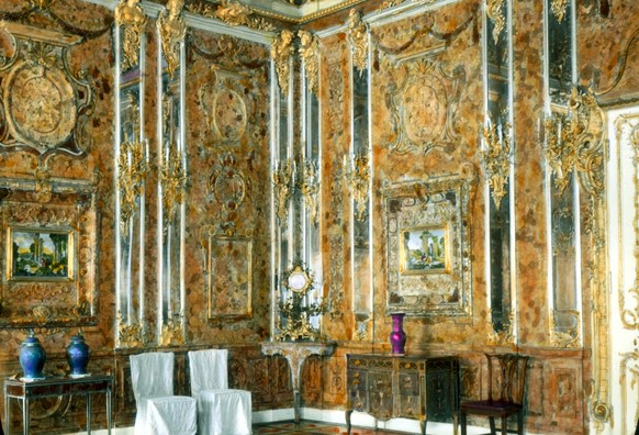 Das legendäre Bernsteinzimmer wurde von einem deutschen Künstler geschaffen. Der preussische König Friedrich Wilhelm I. schenkte es 1716 dem russischen Zaren Peter dem Grossen. Bis 1941 befand sich da ...