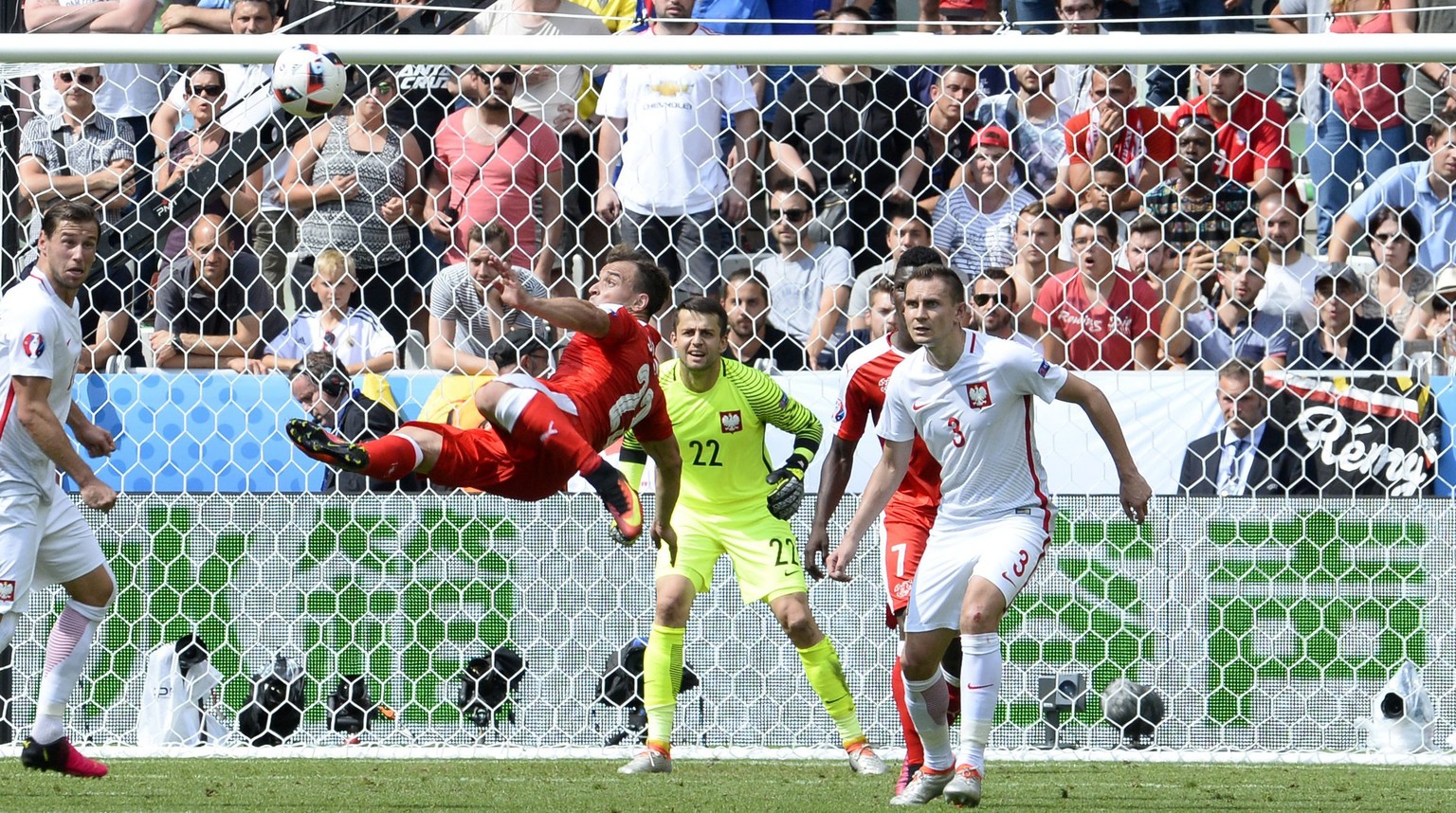 epa05389788 Xherdan Shaqiri (2-L) of Switzerland scores the 1-1 goal during the UEFA EURO 2016 round of 16 match between Switzerland and Poland at Stade Geoffroy Guichard in Saint-Etienne, France, 25  ...