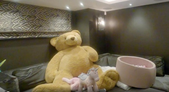 Mit Riesen-Teddybär und kleinem Schaukel-Einhorn – wahrscheinlich für sein kleines Töchterchen.