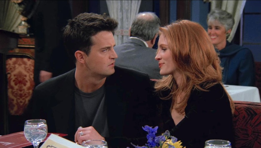 Ja, hier sitzt ein echtes Liebespaar zusammen vor der Kamera: Matthew Perry und Julia Roberts.
