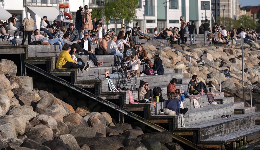 epa08445646 People enjoy the warm evening at Sundspromenaden in Malmo, Sweden, 26 May 2020. EPA/Johan Nilsson SWEDEN OUT