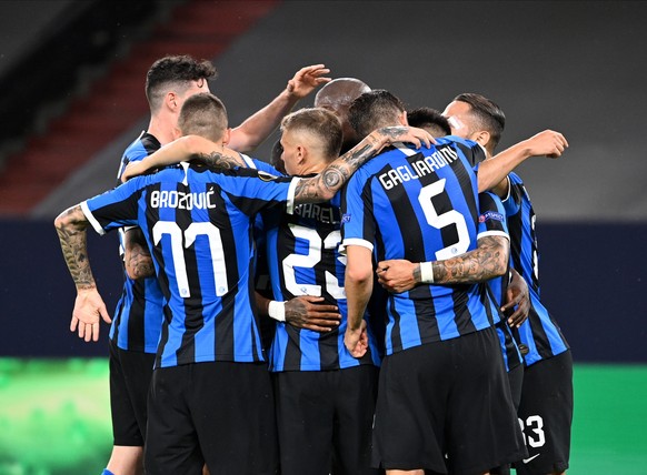 epa08586187 Inter players celebrate after Inter&#039;s Romelu Lukaku scored the 1-0 lead during the UEFA Europa League Round of 16 match between Inter Milan and Getafe at the stadium in Gelsenkirchen, ...