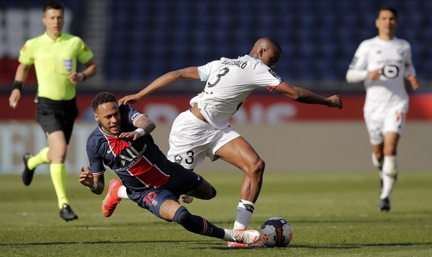 PSG&#039;s Neymar, left, fights for the ball with Lille&#039;s Tiago Djalo during the French League One soccer match between Paris Saint Germain and Lille, at the Parc des Princes stadium, in Paris, F ...