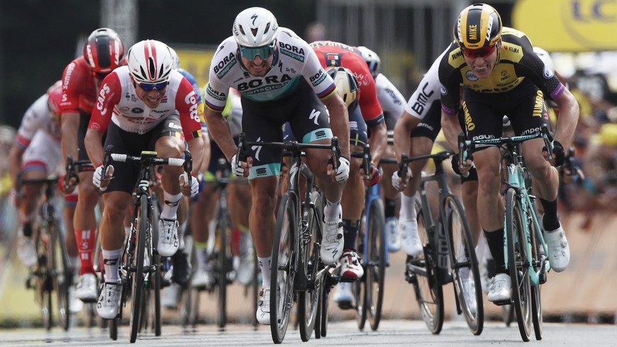 epa07699161 Netherlands&#039; Mike Teunissen of team Jumbo Visma (R) and Slovakia&#039;s Peter Sagan of Bora Hansgrohe team (C) in action during the 1st stage of the 106th edition of the Tour de Franc ...