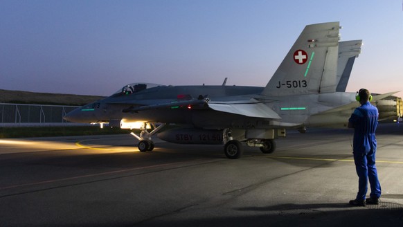 Ein F/A-18 Flugzeug rollt aus dem Hangar- nach der Entdeckung von Rissen werden sämtliche F/A-18-Flugzeuge der Schweizer Luftwaffe überprüft, und die Flugshow auf der Axalp vom Donnerstag wurde abgesa ...