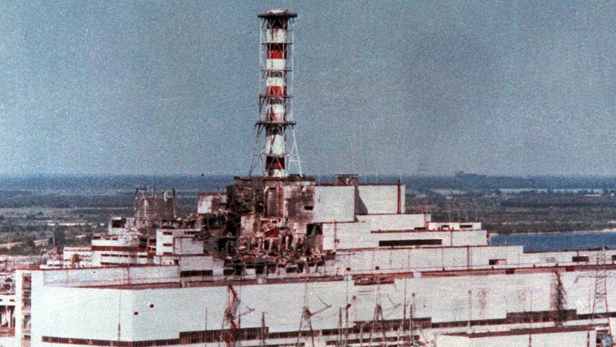 Ein undatiertes Archivbild zeigt auf einer Aussenaufnahme des ukrainischen Kernkraftwerkes Tschernobyl die durch eine Explosion und ein Feuer am 26. April 1986 verursachten Zerstoerungen des Blocks 4, ...