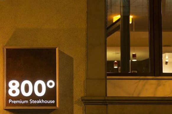Blick durch das Fenster des «800° Premium Steakhouse» in Kleinbasel.