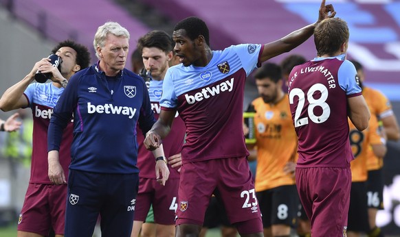 West Ham&#039;s Issa Diop gestures with West Ham&#039;s manager David Moyes during the English Premier League soccer match between West Ham and Wolverhampton at London stadium in London, England, Satu ...