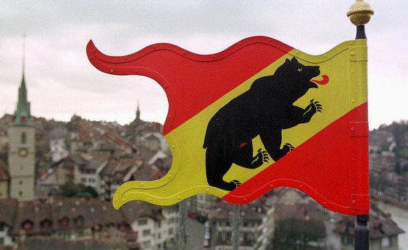 Ein nigelnagelneues Berner Wappen mitsamt dem Berner Baeren schmueckt am Freitag, 9. Marz 2001 das Dach der Felsenburg an der Aare in Bern. Der historische Bau in der Naehe des Baerengrabens wird zur  ...