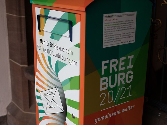Ein Briefkasten, in den Freiburger Bürger Briefe an die Stadt Freiburg des Jahres 2120 einwerfen können, steht vor dem Rathaus der Stadt. Die Bürger sind aufgerufen, einen Brief zu schreiben, der erst ...