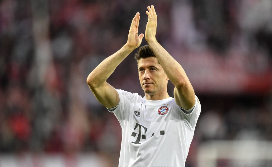 Bayern&#039;s Robert Lewandowski celebrates with supporters after winning the German Bundesliga soccer match between 1. FC Cologne and Bayern Munich in Cologne, Germany, Sunday, Feb. 16, 2020. (AP Pho ...