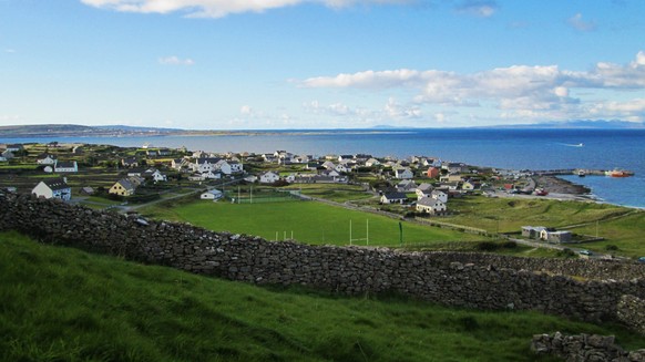 Die Insel Inisheer, alias Inis Beag, vor der Westküste Irlands.