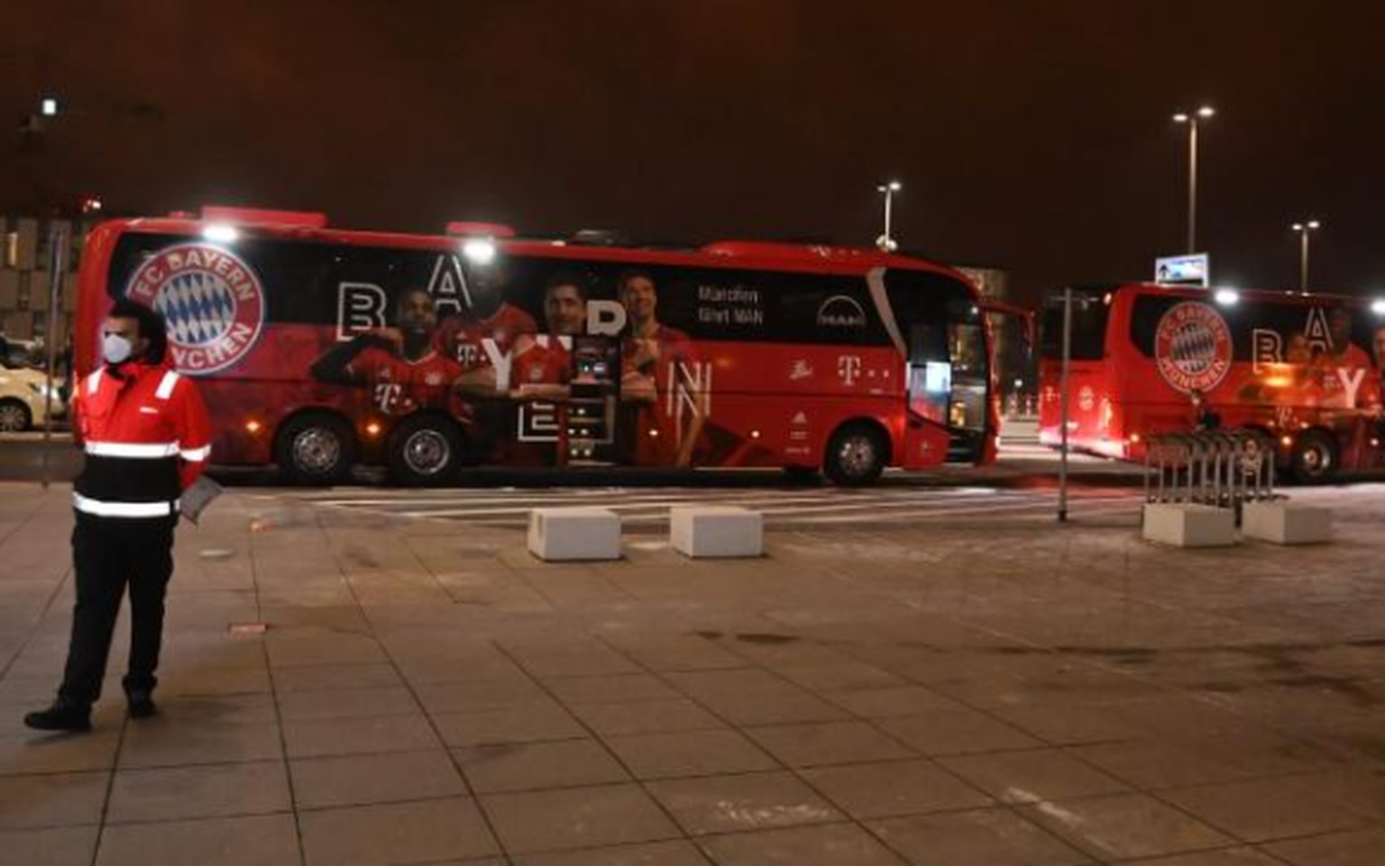 Die Bayern-Busse warteten in Doha lange vergeblich.