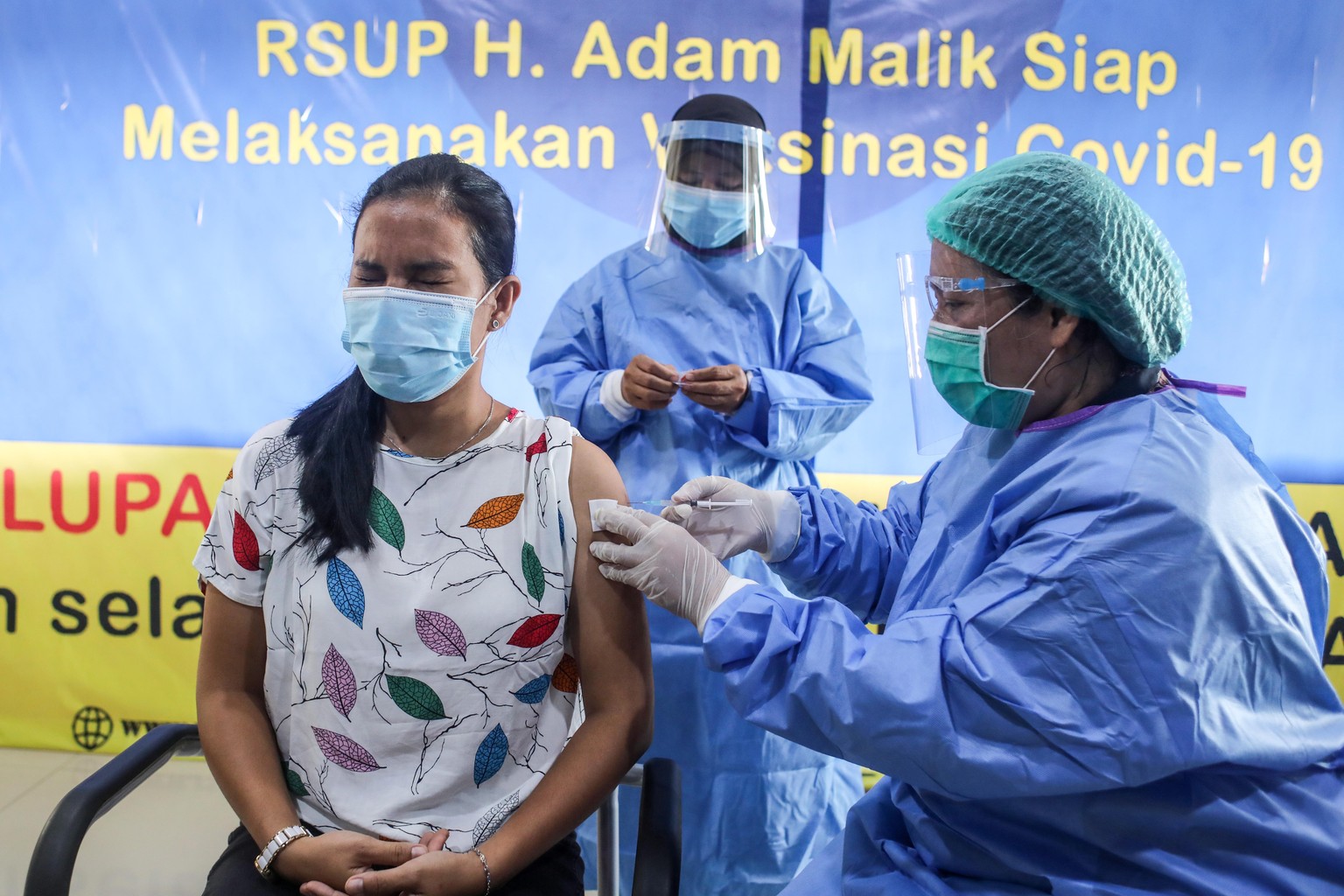 epa08947723 An Indonesian healthcare worker injects a dose of the COVID-19 vaccine during a vaccination drive at a hospital in Medan, North Sumatra, Indonesia, 19 January 2021. Indonesia started the C ...